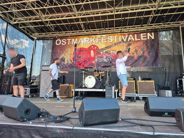 Bandet riggar kablar och förstärkare på scenen inför kvällens spelning.